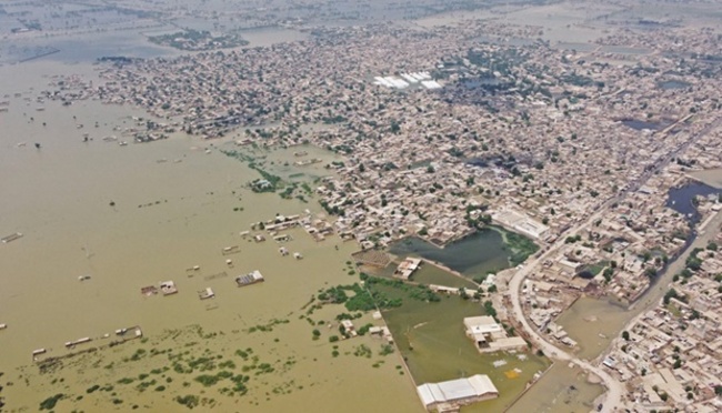Pakistanis fence up against floods