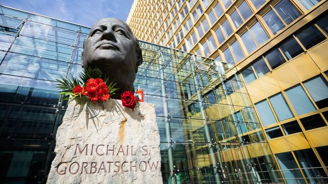 Gorbachev's Legacy, Russian Visas, Lizz Truss, and Unrest in Iraq