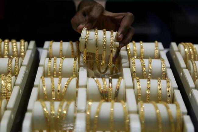 Gold, silver prices fall on weak international cues; check MCX gold, silver, COMEX trading strategies