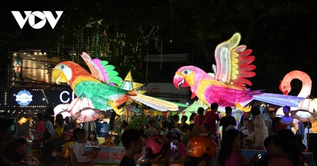 "Biển người" xuống đường rước đèn Trung thu khổng lồ ở Tuyên Quang