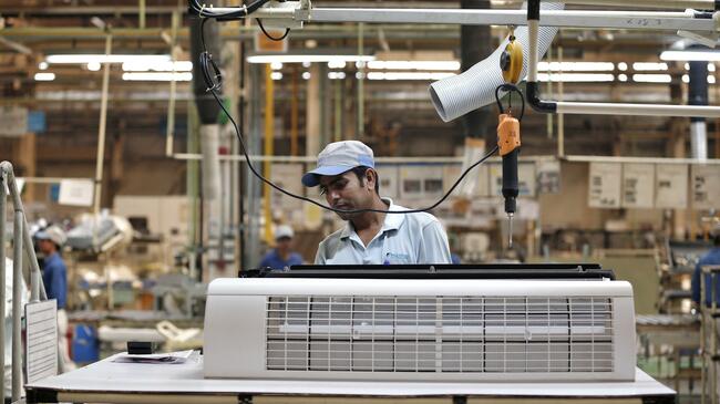 Biden's first climate regulation is supported by industry groups and Republicans