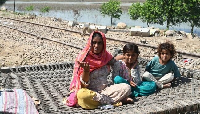 Pregnant women caught in Pakistan floods desperate for aid
