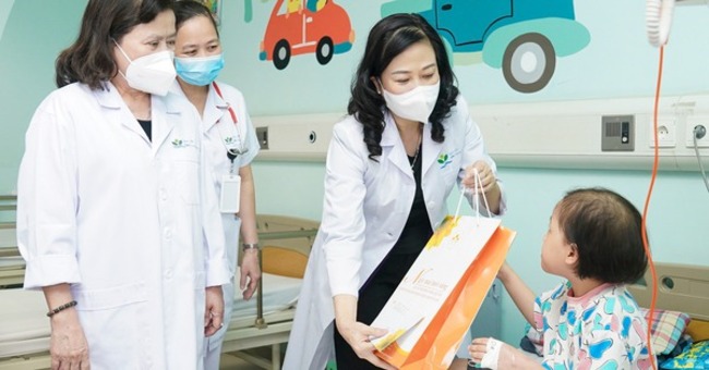 Quyền Bộ trưởng Bộ Y tế thăm và tặng quà bệnh nhi ung thư