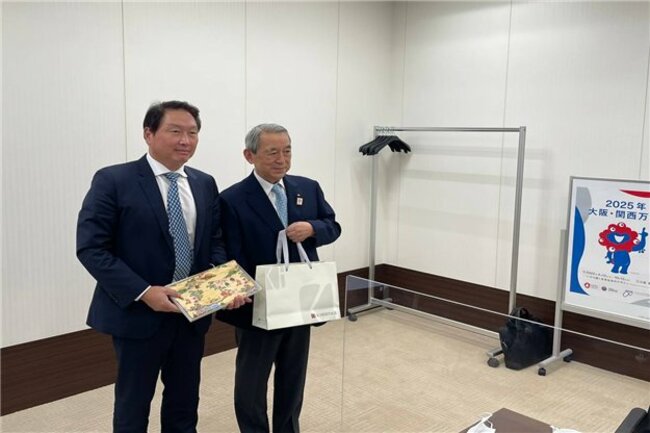 SK chief visits Japan to ask support for Busan's Expo bid