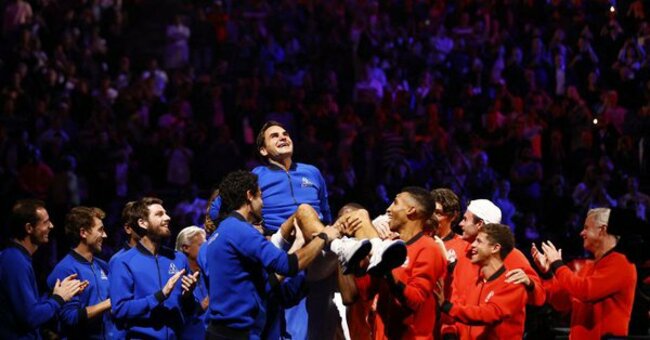 Tay vợt huyền thoại Roger Federer bật khóc khi kết thúc sự nghiệp với những cột mốc không thể nào quên