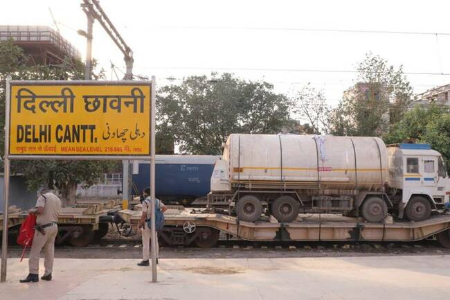 Oxygen crisis in Delhi: Supreme Court puts on hold High Court's contempt notice, gives Centre 10:30 am tomorrow's deadline