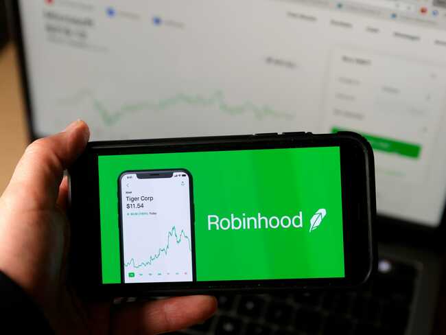 'Robinhood isn't democratizing investing': 6 markets experts break down why Warren Buffett and Charlie Munger were right to trash the trading app