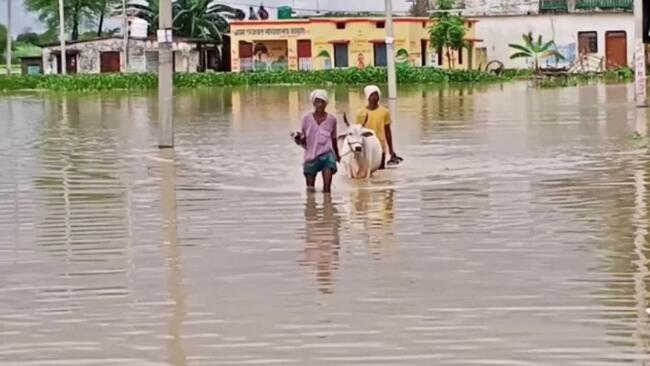 Floods wreak havoc in Uttar Pradesh, throws normal life out of gear