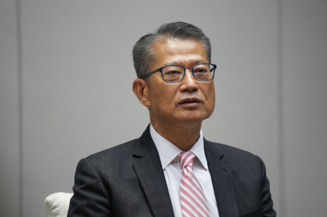 Hong Kong Shouldn't Take a Back Seat to Singapore, Financial Chief Says