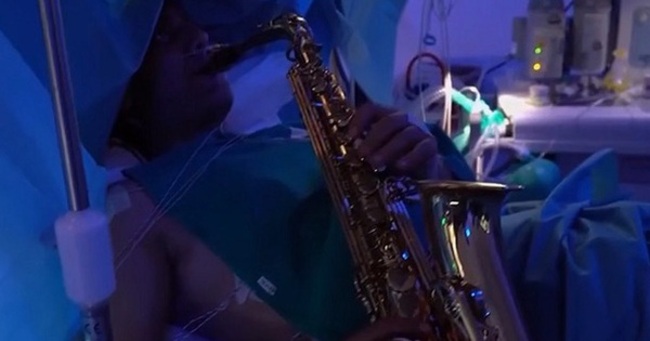 Chơi saxophone trong khi phẫu thuật não