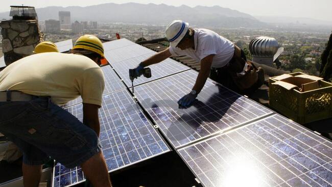 US solar jobs fell 7% in 2020 on pandemic, efficiency gains
