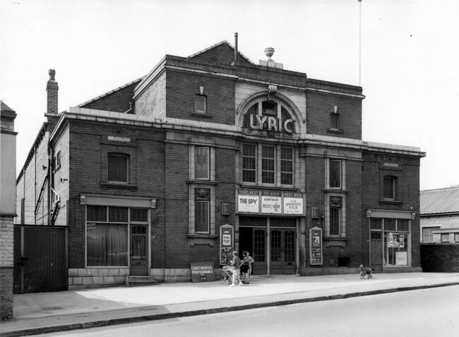 Life on Tong Road in the 1950s and 1960s: From Lyric cinema to Beech Hotel